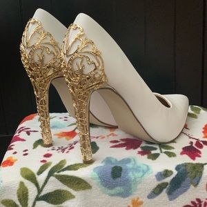 White heels embellished with gold back